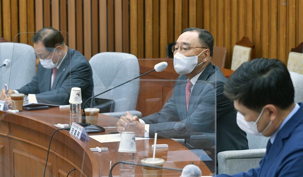  국민의힘 정홍원 대선후보 경선 선거관리위원장이 1일 서울 여의도 국회에서 열린 선관위회의에서 발언하고 있다.