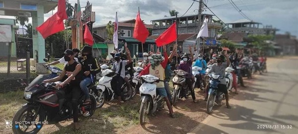 31일 떠닝따이주 따엣차웅 지역의 오토바이 시위 행렬