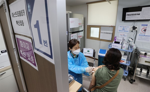18~49세 연령층에 대한 신종 코로나바이러스 감염증(코로나19) 백신 예방접종이 시작된 8월 26일 서울 양천구 홍익병원에서 한 시민이 접종을 하고 있다.
