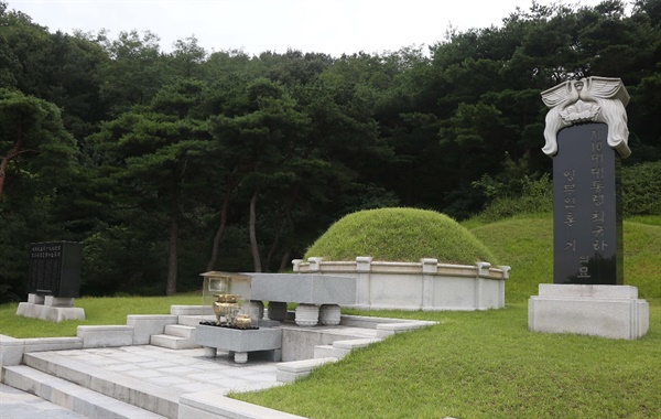 국립대전현충원 국가원수묘역에 홀로 안장되어 있는 최규하 전 대통령 묘
 