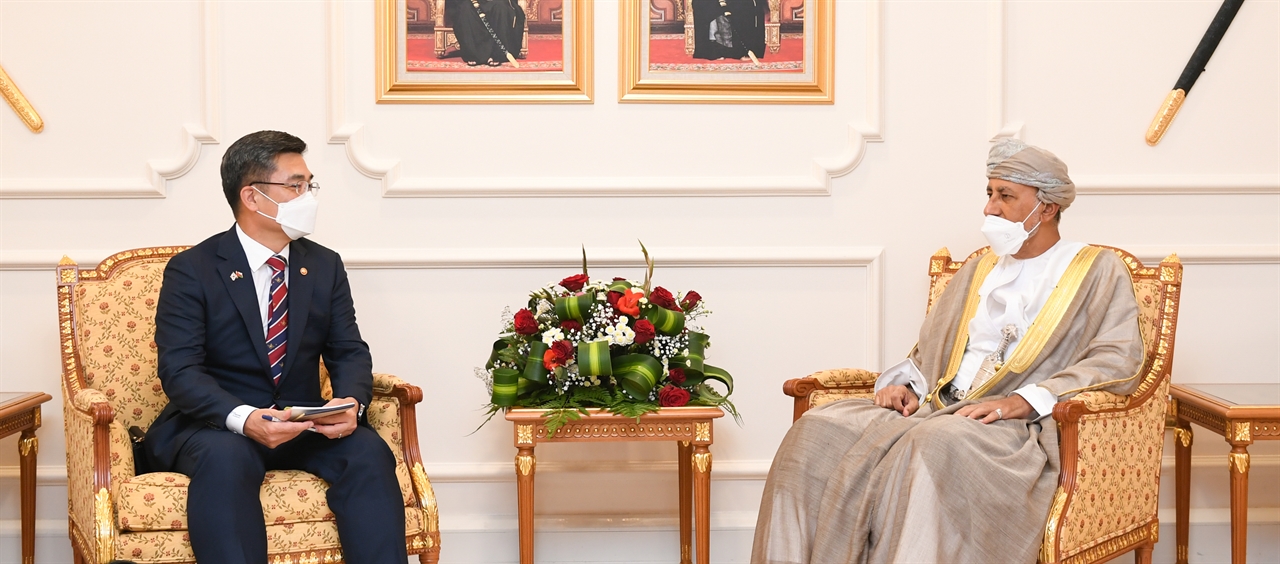 1일(현지시각) 서욱 국방부 장관이 오만의 사이드 시합 빈 타리크 빈 타이무르 알 사이드 (Sayyid Shihab bin Tariq bin Taimur Al-Said) 국방부총리와 양국 국방장관 회담을 하고 있다.