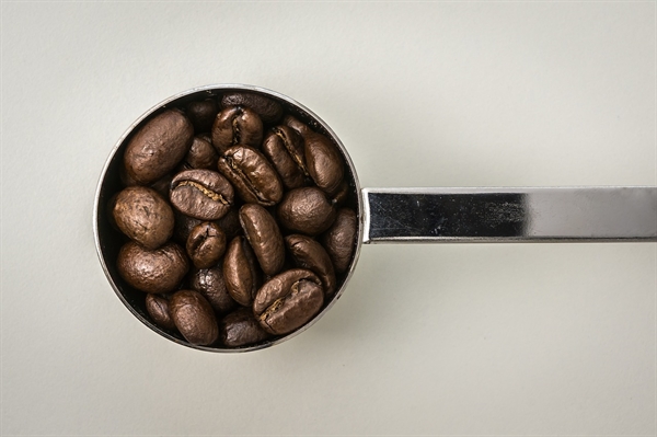 커피를 좀 더 색다르게 즐기고 싶다면 커피 외 다른 재료를 혼합 또는 변형시켜 새로운 음료를 만들어 내야 한다. 