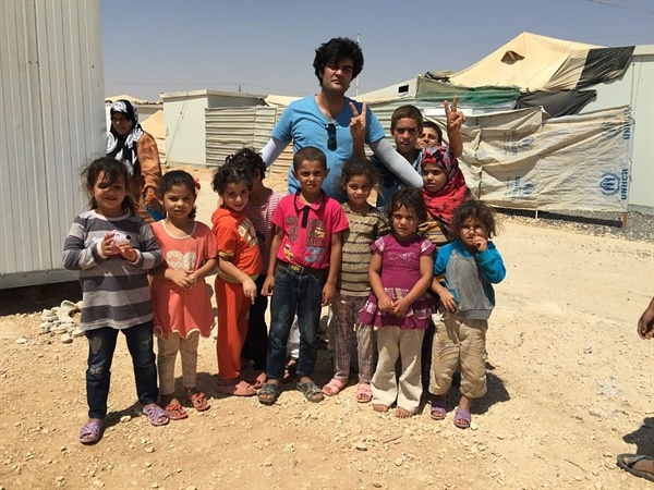 압둘와합이 지난 2015년 9월 요르단에 있는 자타리 난민캠프(Zaatari refugee camp)에서 아이들과 찍은 사진. 이곳은 시리아 난민들이 시리아 내전을 피해 오는 곳이라고 합니다. (인스타그램 @wahabaga)