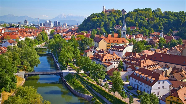 슬로베니아의 수도 류블랴나는 사랑의 도시라는 이미지가 강하다. '류블라냐'는 사랑하다(Ljubiti)라는 슬로베니아어에서 나왔다. 슬로베니아(Slovenia)라는 나라 이름 안에도 사랑이 있다. 