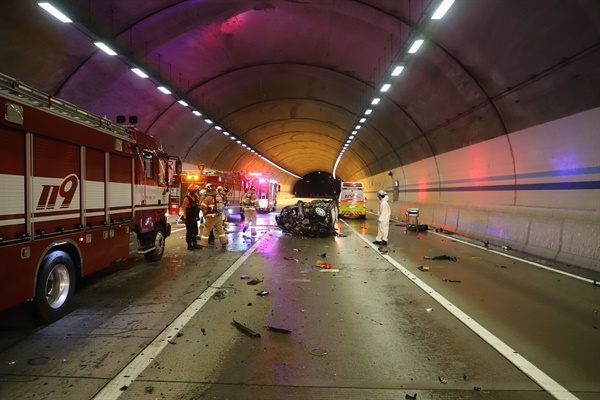 남해고속도로 진주1터널(순천방향) 교통사고.