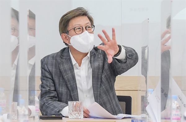 박형준 부산시장이 3일 부산 사상구 덕포동 부산도서관에 마련한 제2 집무실에서 전략회의를 진행하고 있다.
