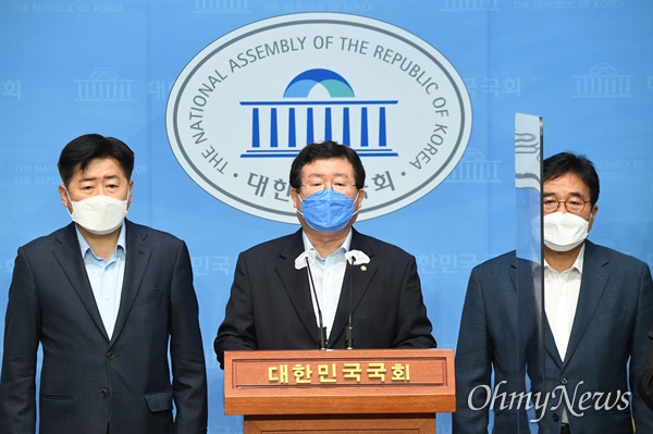 이낙연 캠프 공동선대위원장이었던 설훈 의원(가운데)이 9월 3일 국회에서 중부권 경선 판세 분석과 관련해 기자회견을 하고 있다.