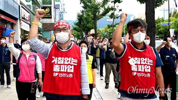  민주노총 경남본부가 3일 더불어민주당 경남도당 앞에서 연 "민주노총 폭력침탈, 양경수 위원장 구속 규탄결의대회"에서 윤탹근 수석부위원장과 조형래 경남본부장 등이 구호를 외치고 있다.