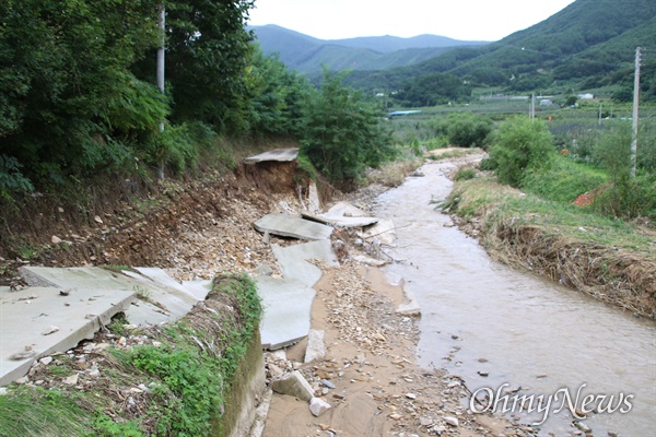 지난달 24일 태풍 '오마이스'의 영향으로 집중호우가 내린 포항시 죽장면의 한 작은 도로 일부가 침수되면서 끊겼다.