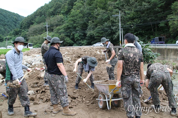 지난달 24일 태풍 '오마이스'의 영향으로 피해를 입은 경북 포항시 죽장면 봉계리에서 군인들이 2일 오후 대민봉사를 하고 있다.