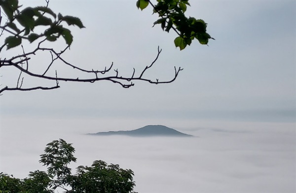 함허동천 등산로를 오르다 보면 탁 트인 산마루의 시원한 바람과 손에 닿을 것 같은 구름을 함께 감상할 수 있는 암릉 구간은 명품중의 명품전망이다. 내안에 구름을 또 구름 안에 나를 담을 수 있다.