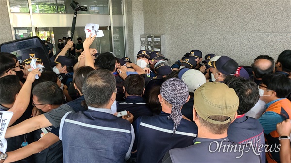양경수 민주노총위원장 구속과 관련, 민주노총대전본부는 3일 오후 더불어민주당 대전시당사를 항의방문했다. 사진은 경찰의 봉쇄에 의해 건물 안으로 진입하지 못해 몸싸움을 벌이고 있는 장면.