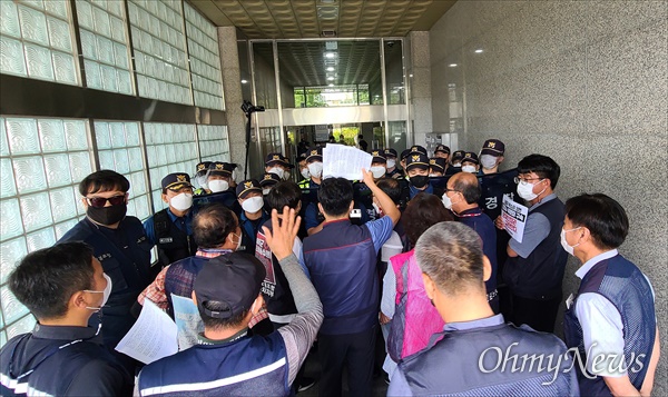 양경수 민주노총위원장 구속과 관련, 민주노총대전본부는 3일 오후 더불어민주당 대전시당사를 항의방문했다. 사진은 경찰의 봉쇄에 의해 건물 안으로 진입하지 못해 항의하는 장면.