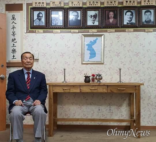  대구경북 민주화운동의 큰별 강창덕 선생(95)이 3일 향년 95세의 나이로 별세했다. 사진은 강창덕 선생이 원로회의 사무실에 앉아있는 모습.