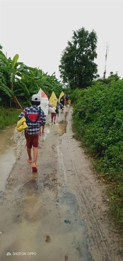 2일 마그웨이주 파콕쿠 파옥 지역 마을 주민들이 피신.