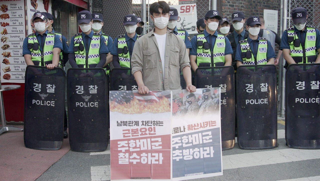  오산공군기지 정문에서 경인대진연 김태민 회원이 1인시위를 진행하고 있다.