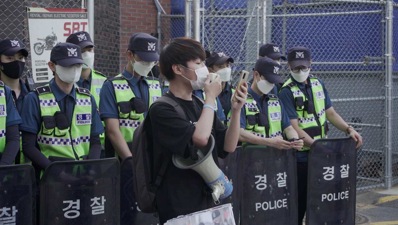 경인대진연 김주현 회원이 거리발언을 진행하고 있다.