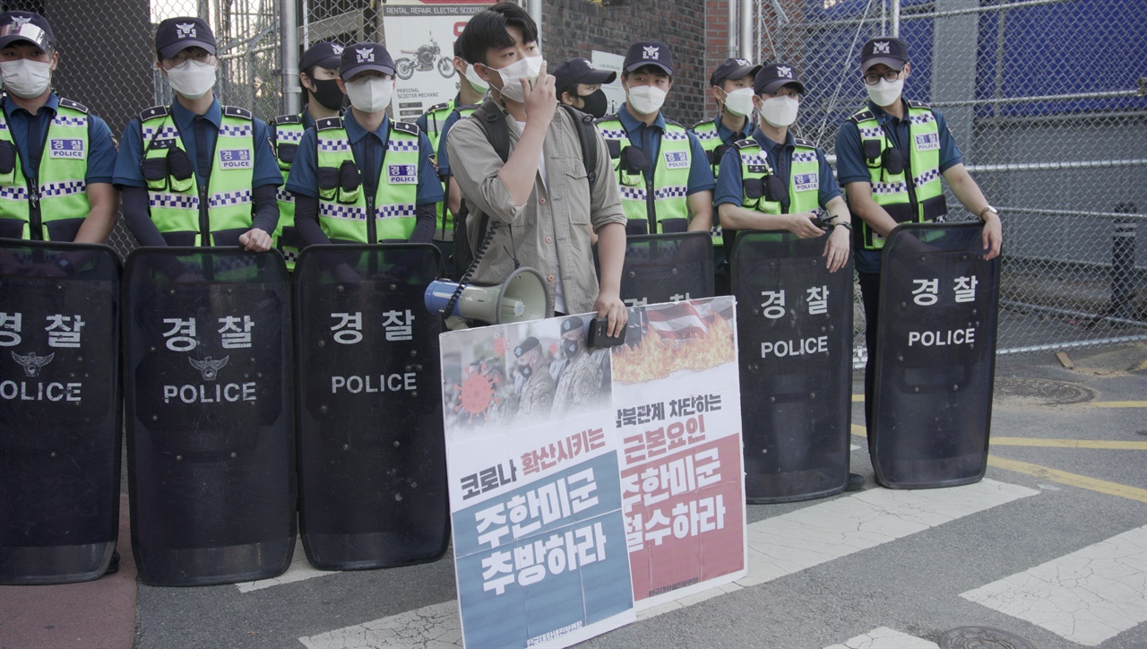  김태민 경인대진연 회원이 거리발언을 진행하고 있다.