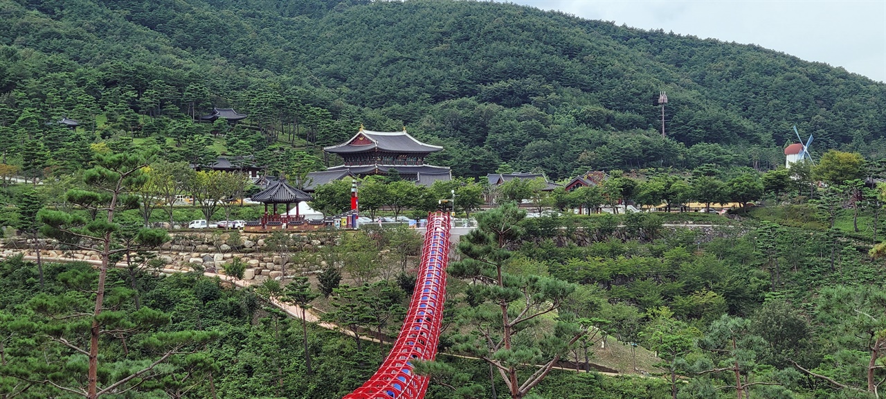 다리를 건너서 보이는 동의보감촌 기체험장의 전경