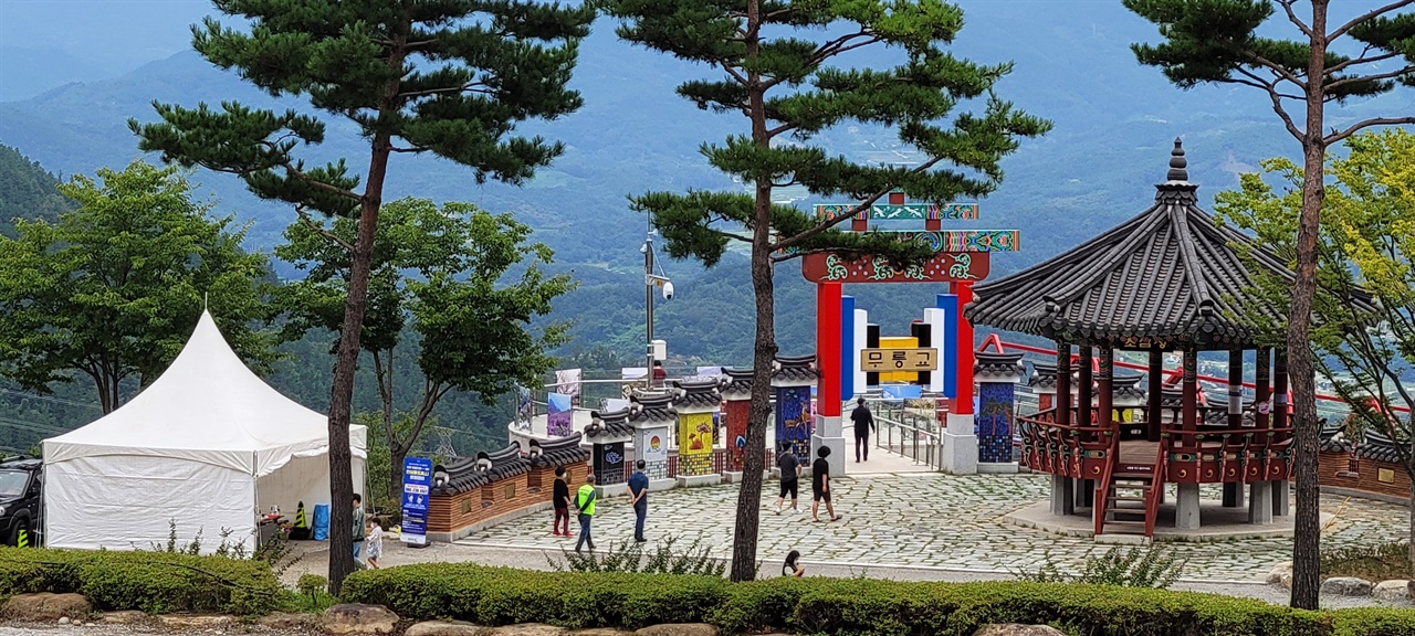 입구 방역안내소에서는 체온측정과 마스크 착용, 거리두기 등 방역 계도를 하고 있다.