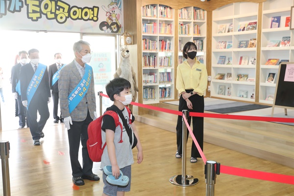  박종훈 경남도교육감은 6일 아침 창원 용남초등학교를 찾아 방역 상황을 점검했다.