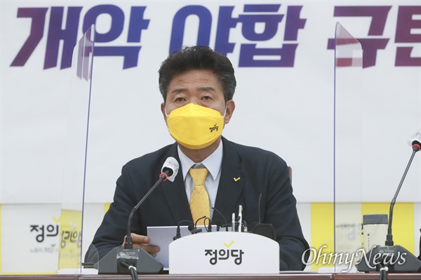 정의당 여영국 대표가 6일 오전 서울 여의도 국회에서 열린 대표단회의에서 발언하고 있다.