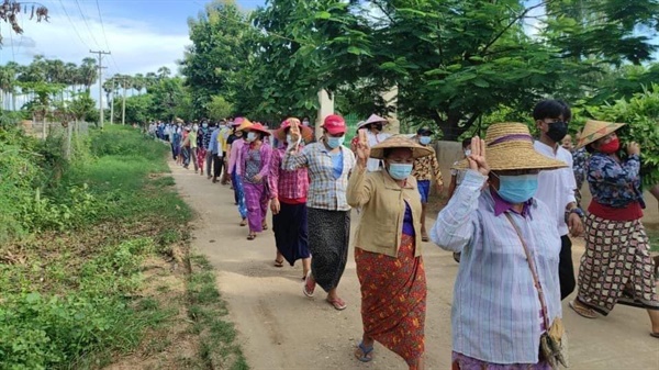 사가잉주 사린질시(Salingyi Township)에서 렉바던타웅 시위