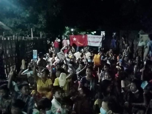 사가잉주 사린질시(Salingyi) 렉바던타웅(Letpadaungtaung)지역에서 밤 반독재 시위