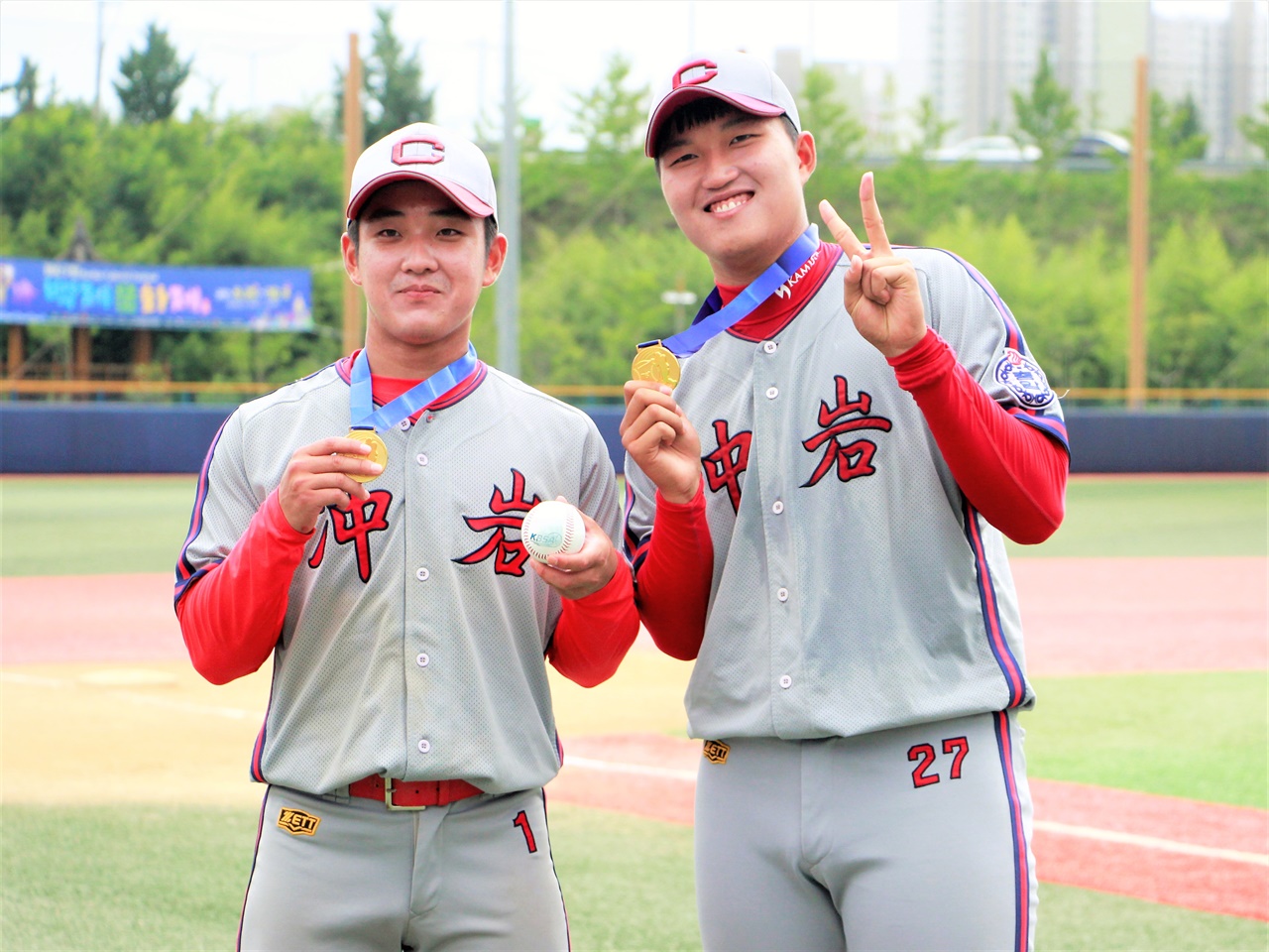  고교야구 선수로서 마지막 대회를 우승으로 장식한 두 선수. 왼쪽이 충암고 송승엽 선수, 오른쪽이 이주형 선수.