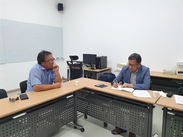 유재흠 부안군 우리밀 영농조합법인 대표(왼쪽)와 인터뷰 하는 필자