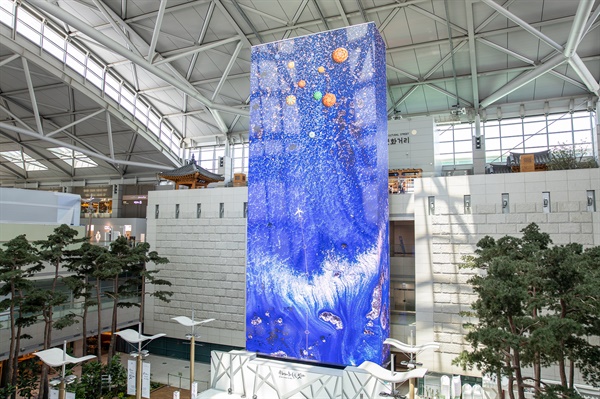 인천국제공항 제1여객터미널 일반구역의 미디어타워는 국내최고 수준의 LED 전광판으로 알려져 있다.