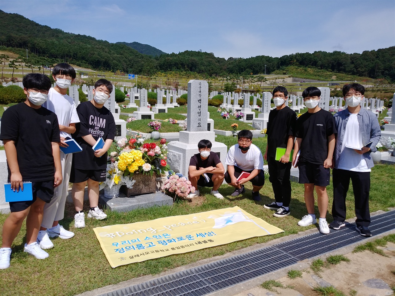  아이들은 답사 노트에는 홍범도와 백선엽의 생애를 대조하는 메모가 가득했다.  백선엽은 자칫 밋밋할 뻔한 이번 답사를 다채롭게 만들어 주었다.