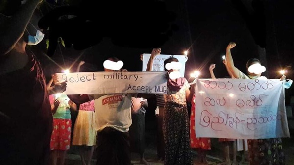 6일 만달레이 피지타곤 승려가 시민들과 함께 "아세안 못 믿는다" 반독재 시위