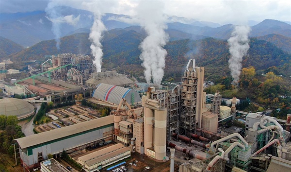시멘트공장은 온실가스 다량 배출 기업 중 하나다.