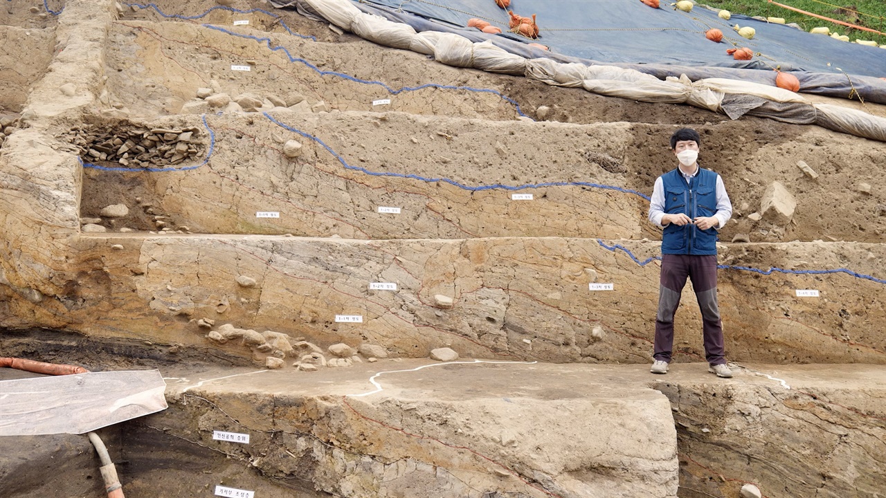 장기명 학예연구사(국립경주문화재연구소)가 월성 서성벽구간 발굴조사에 대한 설명을 하고 있다. 