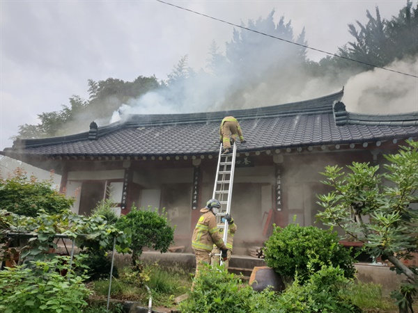 9월 1일 낮 12시 43분경 하동읍 화심마을 주택에서 발생한 화재현장.