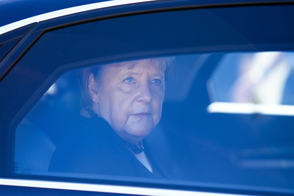 지난 3일 앙겔라 메르켈 독일 총리가 수해로 피해를 입은 독일 알테나흐르를 방문한 후 차에 앉아 있다. 