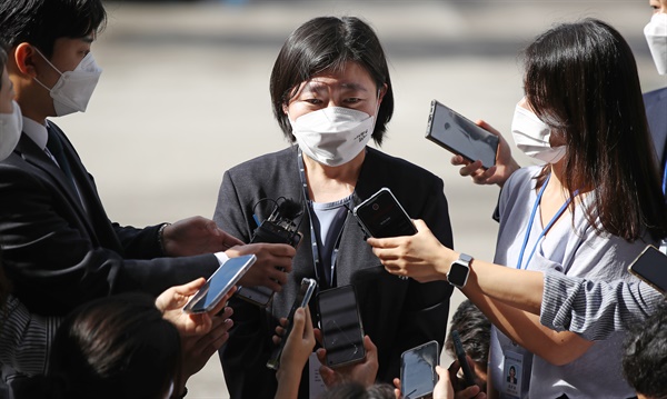 임은정 법무부 감찰담당관이 8일 오전 윤석열 전 검찰총장의 한명숙 전 국무총리 모해위증교사 수사 방해 의혹과 관련해 참고인 신분으로 조사를 받기 전 과천정부청사 공수처 앞에서 취재진 질문에 답하고 있다.