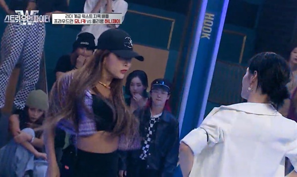  엠넷(Mnet) 댄싱 크루 서바이벌 예능 <스트릿 우먼 파이터>의 한 장면.