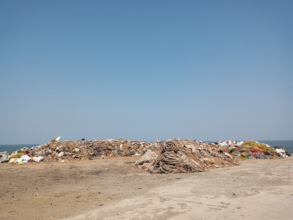 그물, 밧줄 등 어업쓰레기가 집하장 없이 선착장 한켠에 쌓여있다.