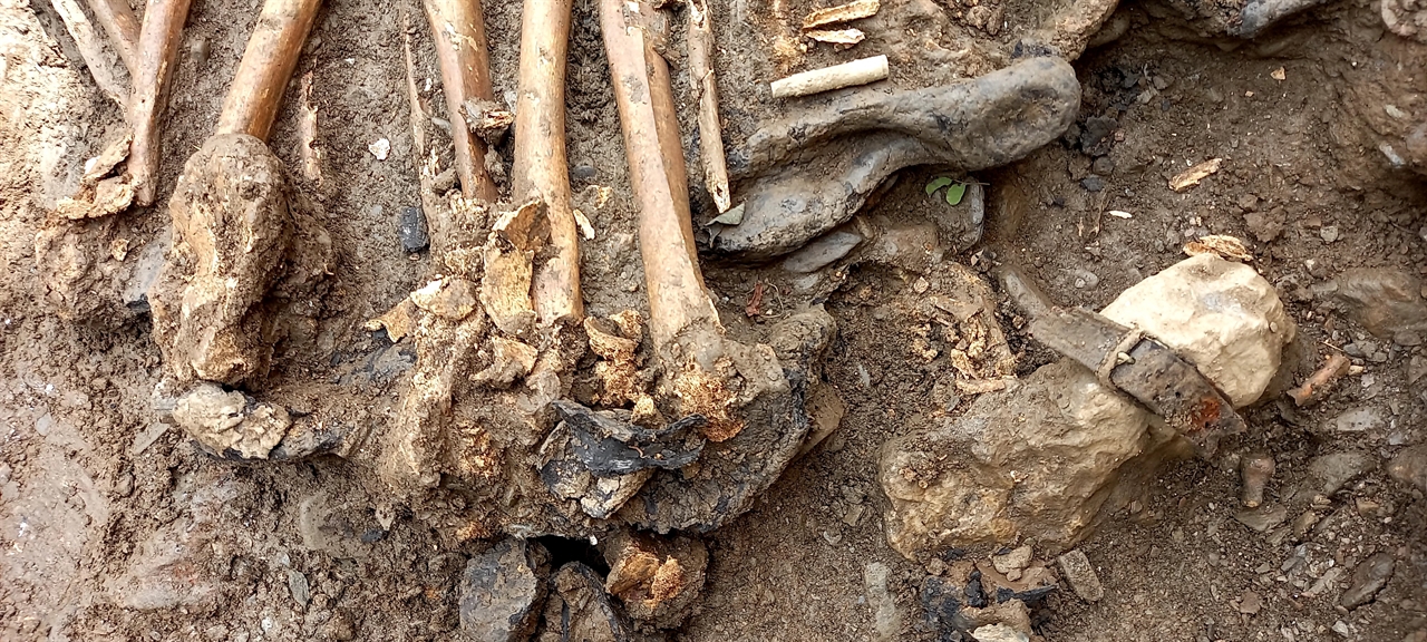 다리뼈와 함께 발굴된 고무신을 신고 쪼그려 앉은 상태에서 희생됐다. 오른 쪽으로 혁대, 윗쪽으로 M1 탄피와 탄두도 보인다.