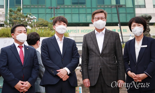 이준석 국민의힘 당대표가 8일 파산한 부산 침례병원에서 부산 공공의료 현장 간담회를 열고 있다. 왼쪽부터 백종헌(금정구) 국민의힘 의원, 이준석 대표, 박형준 부산시장, 정미영 금정구청장.