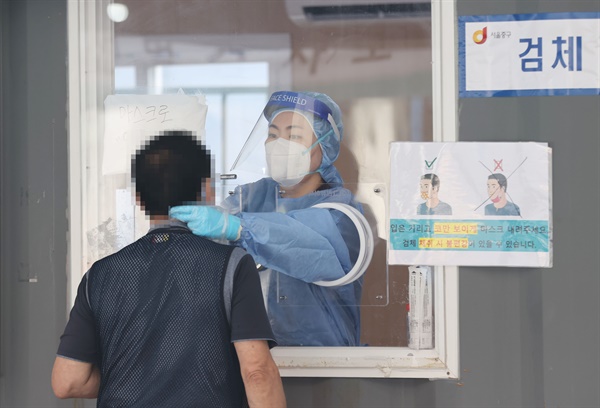  9일 서울역 광장에 마련된 신종 코로나바이러스 감염증(코로나19) 임시 선별검사소에서 의료진이 검체를 채취하고 있다.
