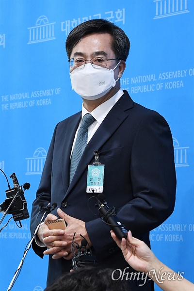 김동연 전 경제부총리가 9일 서울 국회 소통관에서 대선 출마 선언 기자회견을 하고 있다.
