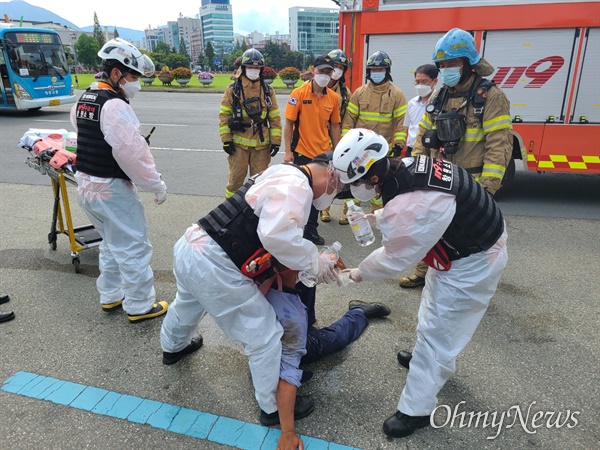  119구급대원들이 9월 9일 오전 창원시청 정문 앞에서 분신시도하다 휘발유를 얼굴에 부은 시내버스 운수종사자에 대해 응급처치를 하고 있다.