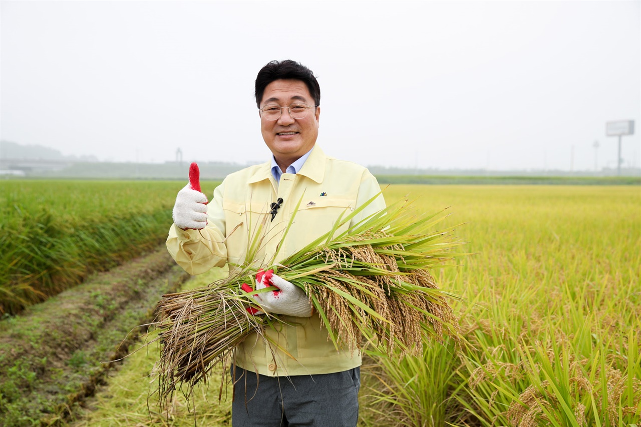 이천시 첫 벼베기를 함께한 엄태준 이천시장