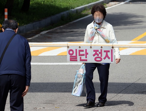 요양병원 불법 개설과 요양급여 부정 수급 혐의로 1심에서 실형을 선고받고 구속됐던 윤석열 전 검찰총장의 장모 최모 씨가 9일 오후 보석으로 석방돼 서울구치소를 나서고 있다.