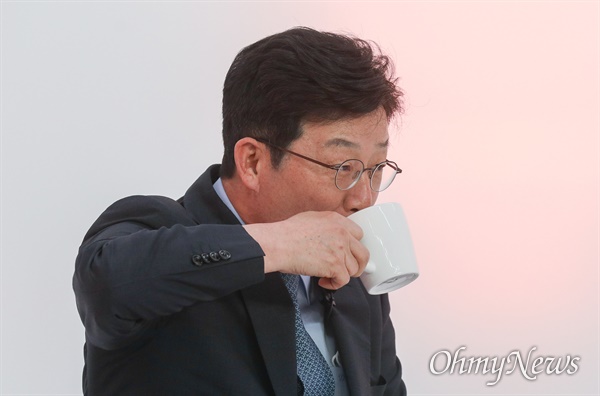 9일 오후 서울 금천구 즐스튜디오에서 열린 '국민시그널' 국민의힘 대선 경선 후보 공개면접에서 유승민 예비후보가 물을 마시고 있다.