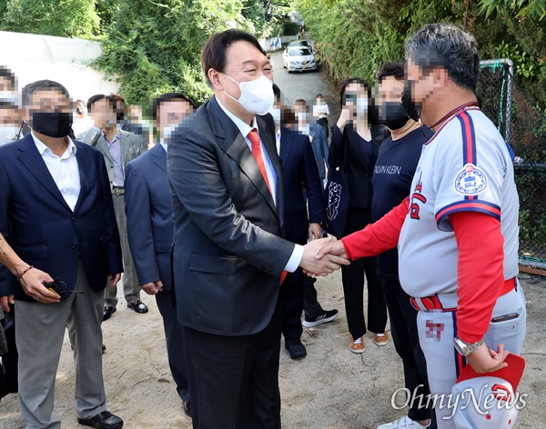 윤석열 국민의힘 대선경선 예비후보가 8일 오후 자신의 모교인 서울 충암고등학교를 방문, 청룡기 전국고교야구선수권 대회에서 우승을 차지한 야구부 후배들을 격려했다.