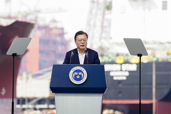 문재인 대통령이 9일 경남 거제시 삼성중공업에서 열린 K-조선 비전 및 상생 협력 선포식에서 발언을 하고 있다.